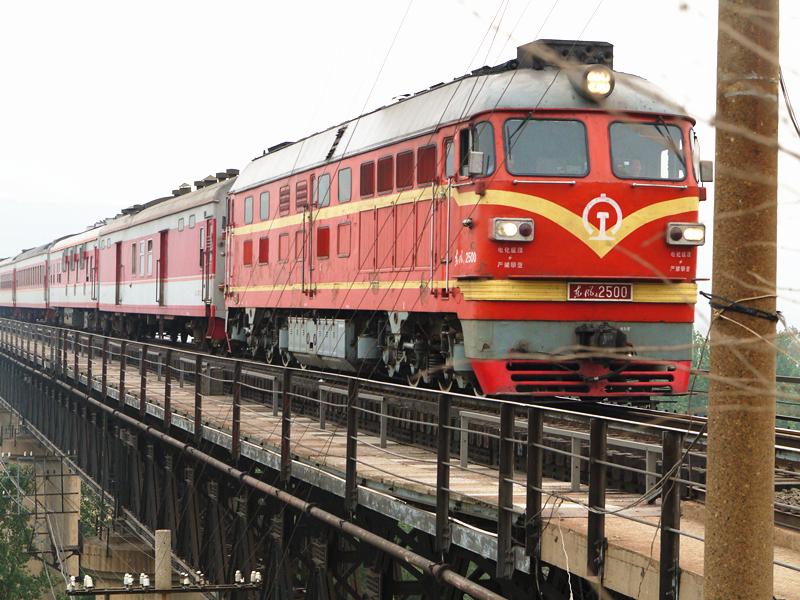 在国内,如何快速分辨一列铁路客运列车(机车和