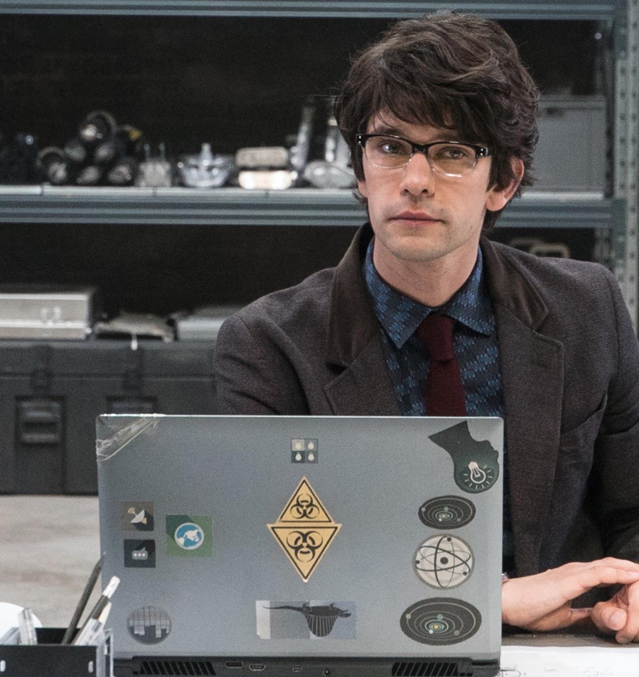 007电影里q博士电脑上的贴画都是什么意思