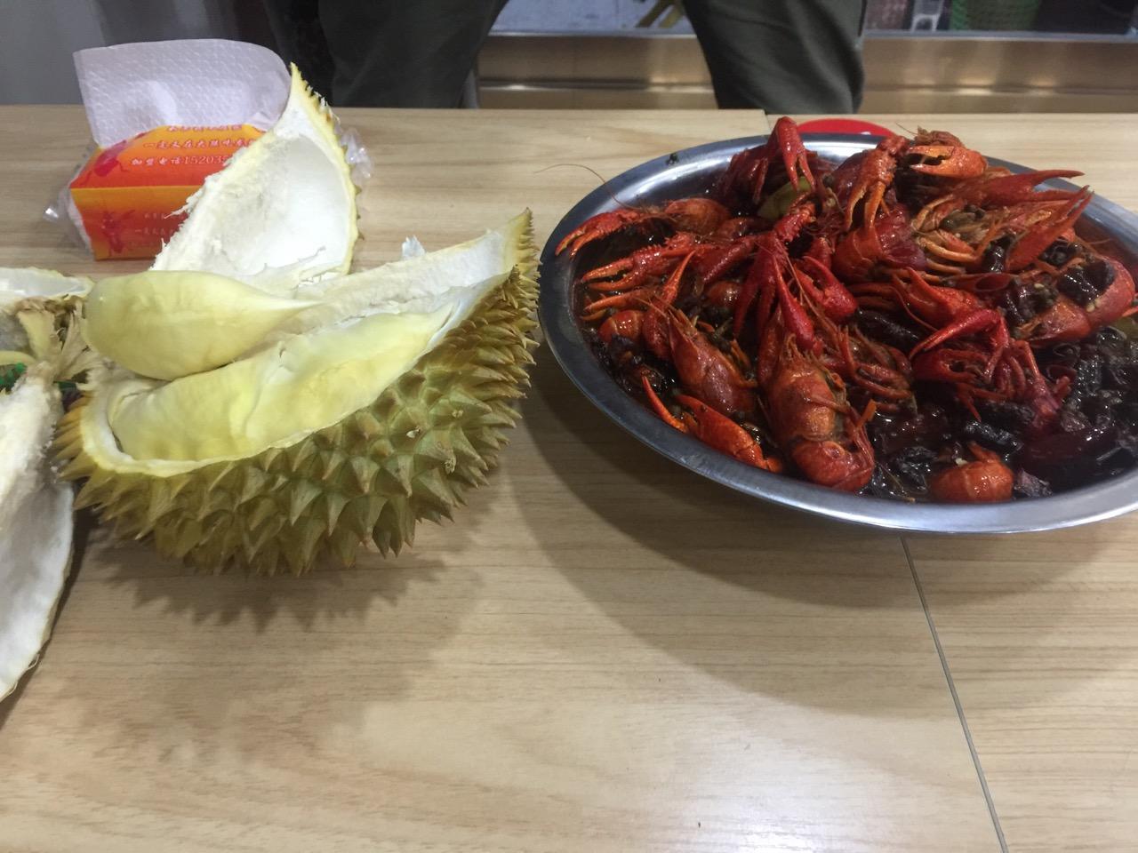 小龙虾和榴莲一起吃是什么样的体验?