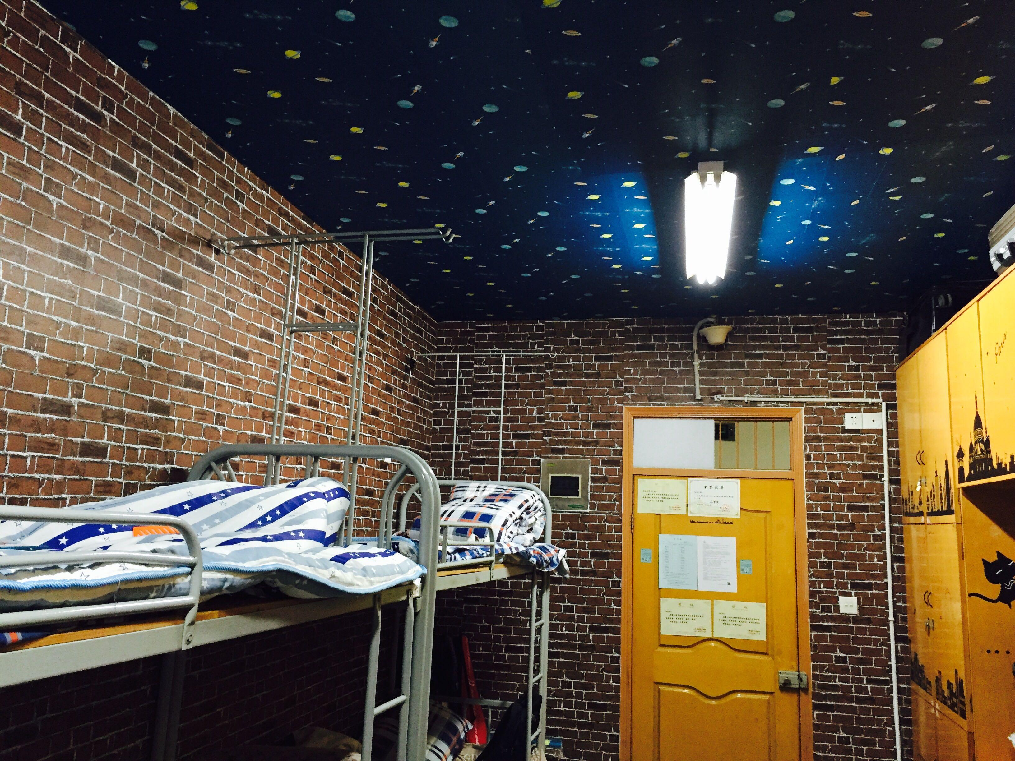 如何将狭小的大学宿舍装饰得温馨简约?