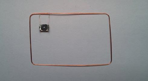 北京市政一卡通的内部的线圈长这个样子: #2 公交卡做成现在这个样子