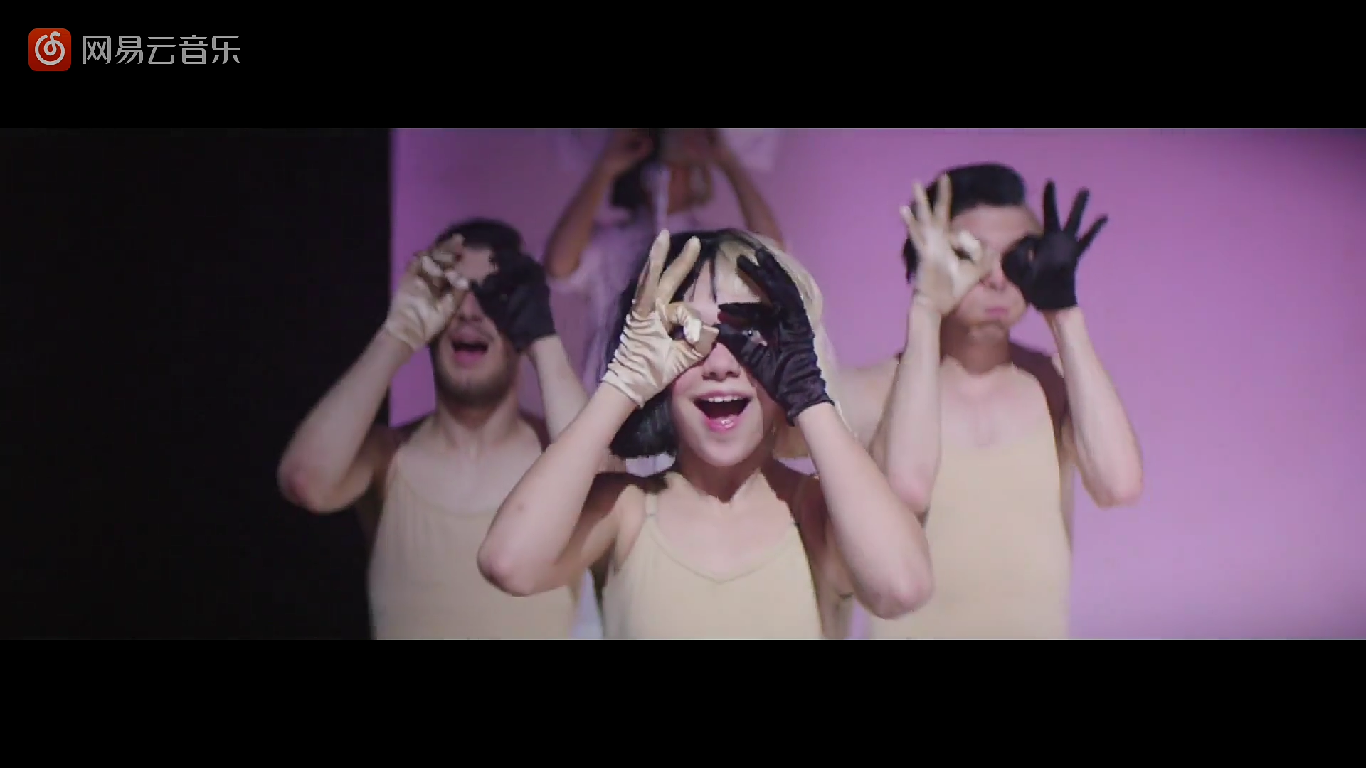 为什么sia好多歌曲的mv都是一个短发的小萝莉在跳舞啊有什么特别意义