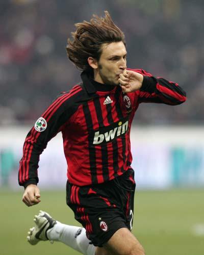 因扎吉在走进他与文图拉约定的餐厅时,提前从花店里选购了最鲜艳的三