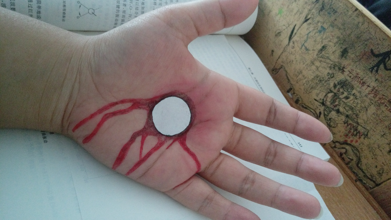 情侣之间互相在手上画画