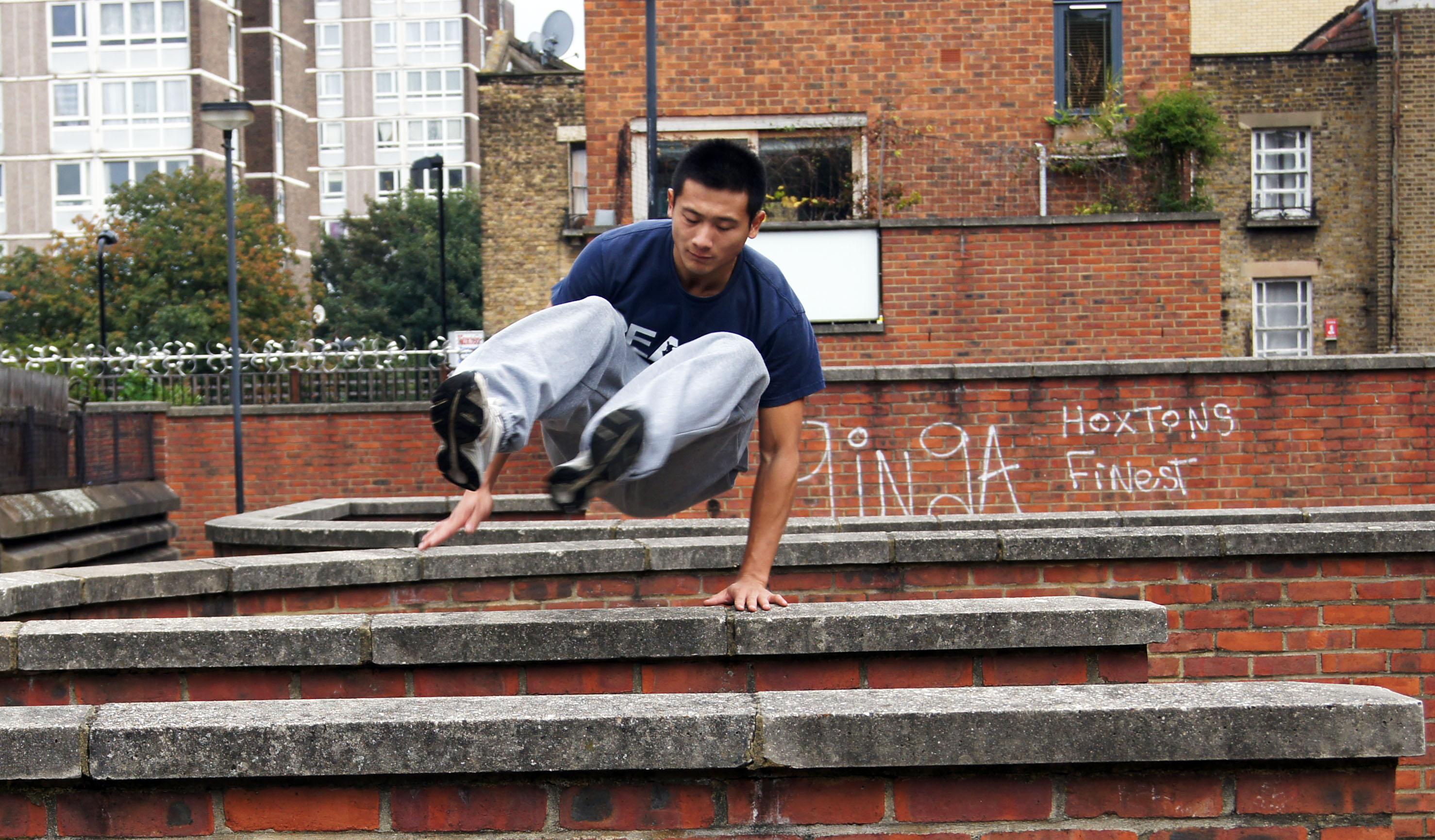 Parkour reborn. Ямакаси Давид Белль. Давид Белль паркур. Основатель паркура Давид Белль. Паркур Дэвид Белль 2002.