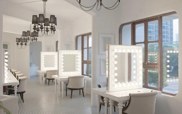 我现在在大学附近开了一家饰品店,卖蝴蝶结,D