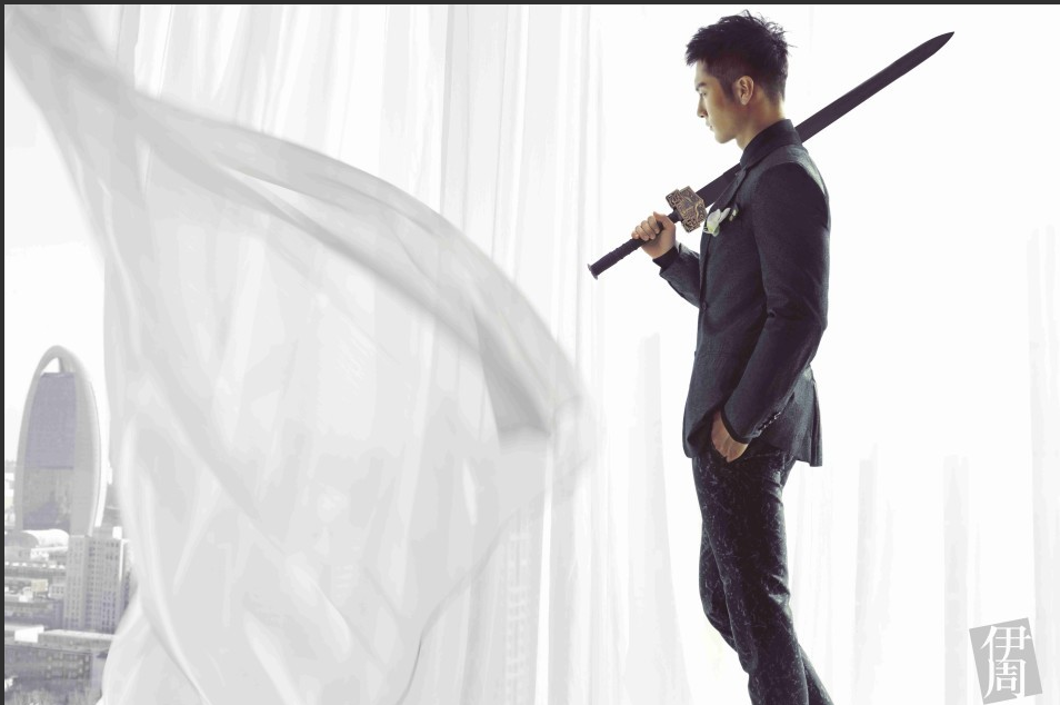 拿着汉剑照相时应该用什么姿势?