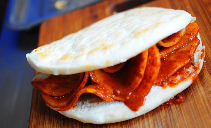 中的秦豫肉夹馍在东木头市,在城里不慌不忙可去西安交大东校区小豆花