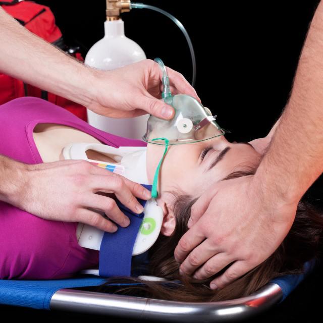 赵诺亚,我有国际红十字会的急救员资格.