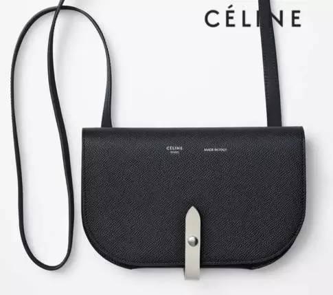 28岁女生如果想配2款经典包包推荐一下。深色