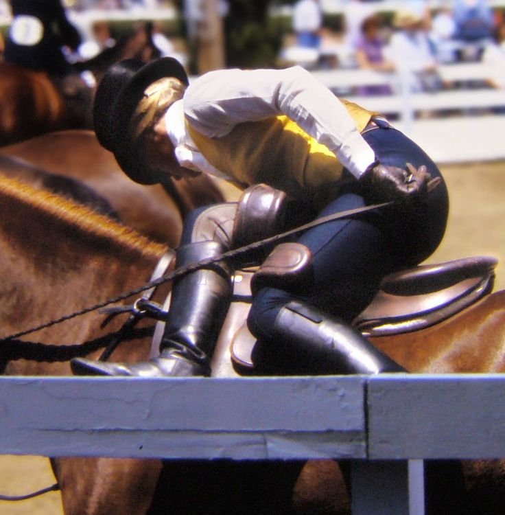 很多欧美影视中贵族女子骑马都是侧骑的,侧骑是否比跨骑难得多?