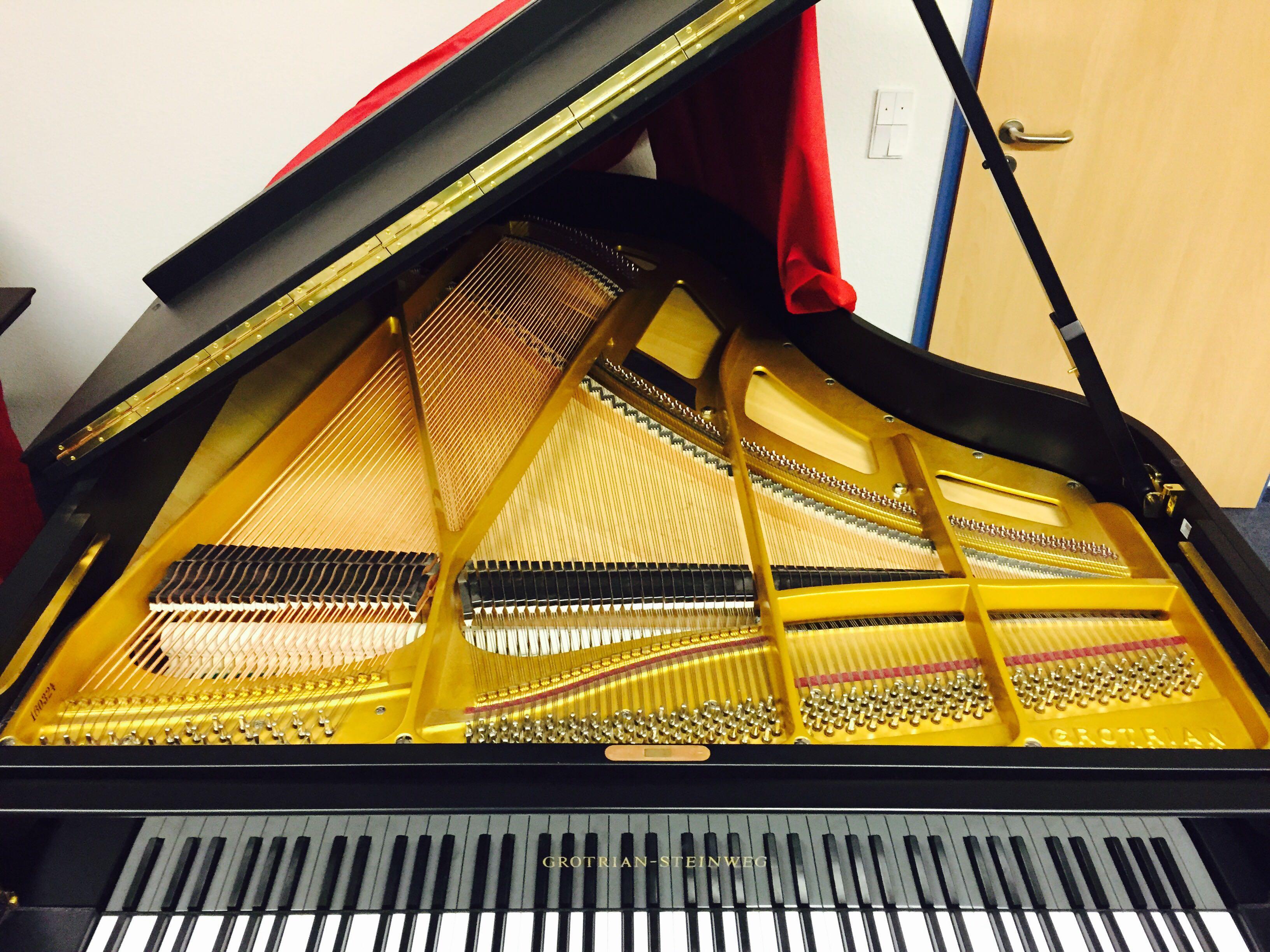 为什么钢琴的低音和高音区容易走音?