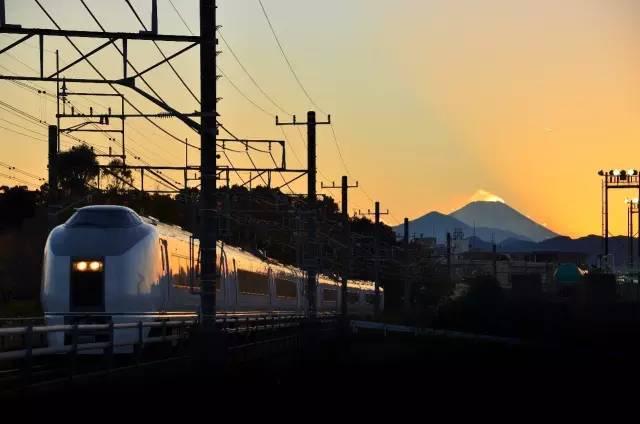 严肃地说,为何东京地铁常见跳轨自杀? - 世界说