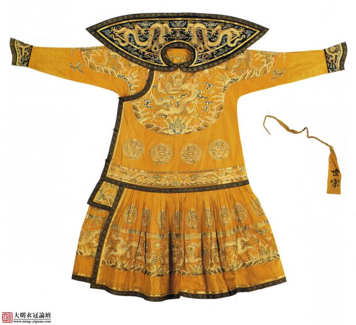 以 清代服制而言,所谓龙袍指的是 吉服袍.
