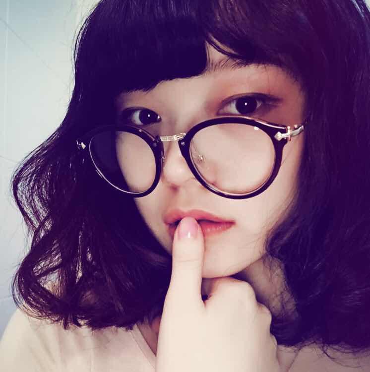 戴眼镜的女孩怎样自拍好看?
