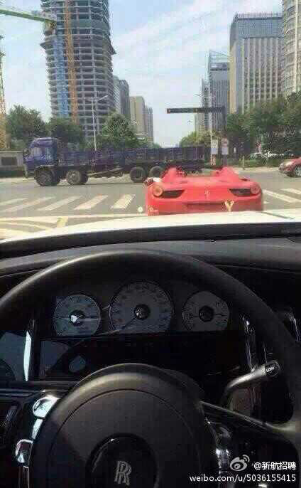 法拉利,开车的是二十来岁的年轻人,有时真羡慕这么年轻就能开好车的人