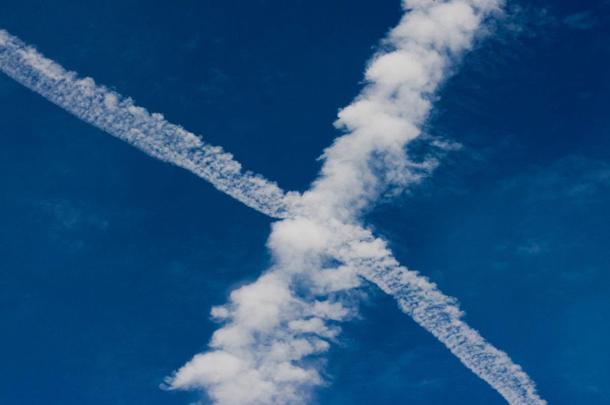 探云空中轨道航迹云