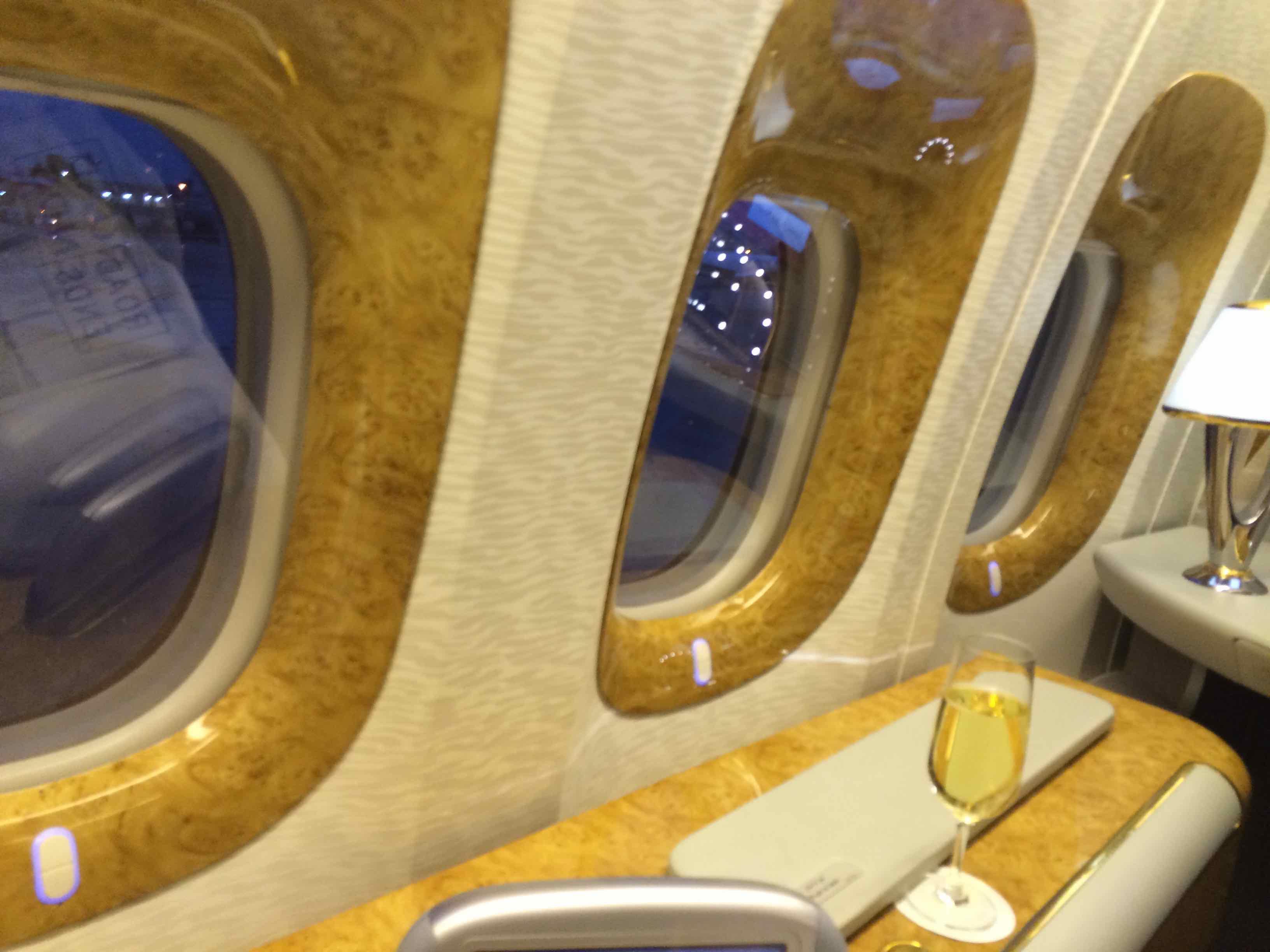 有没有机舱遮光板由中央控制强制统一打开的飞机? - 知乎