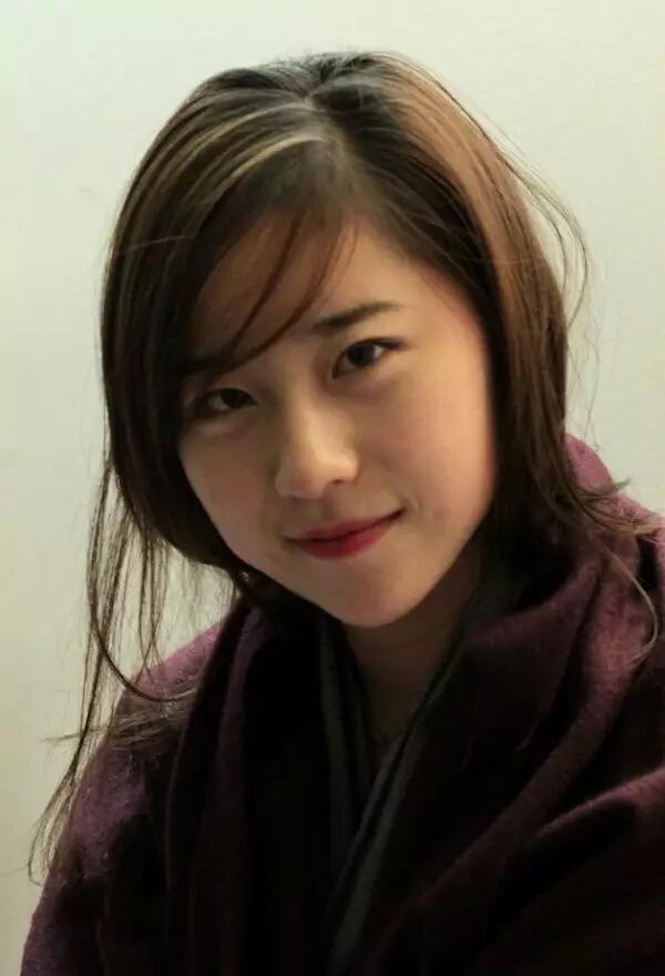 着礼服,捧着酒杯,用林志玲的声线"抱怨"回国生活不习惯的"纽约留学女"