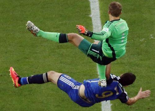 2014世界杯决赛中下半场诺伊尔和伊瓜因在禁