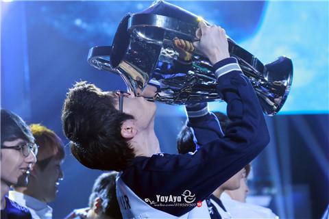 yaya:夏季赛总决赛,faker亲自上阵3比0碾压夺冠,对于这个奖杯他充满了