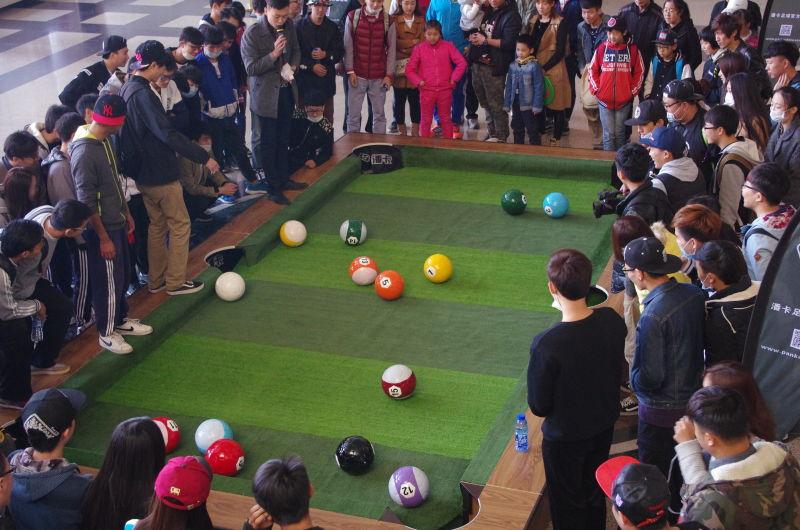 国外居然有人在用脚踢台球请问在国内有这项运动的道具吗想买一套