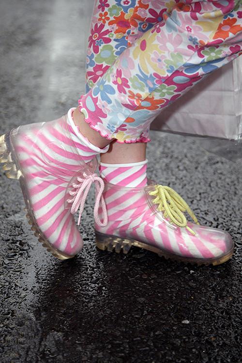 透明雨靴里换袜子这个新技能,不知道姑娘们get√了没有呢?