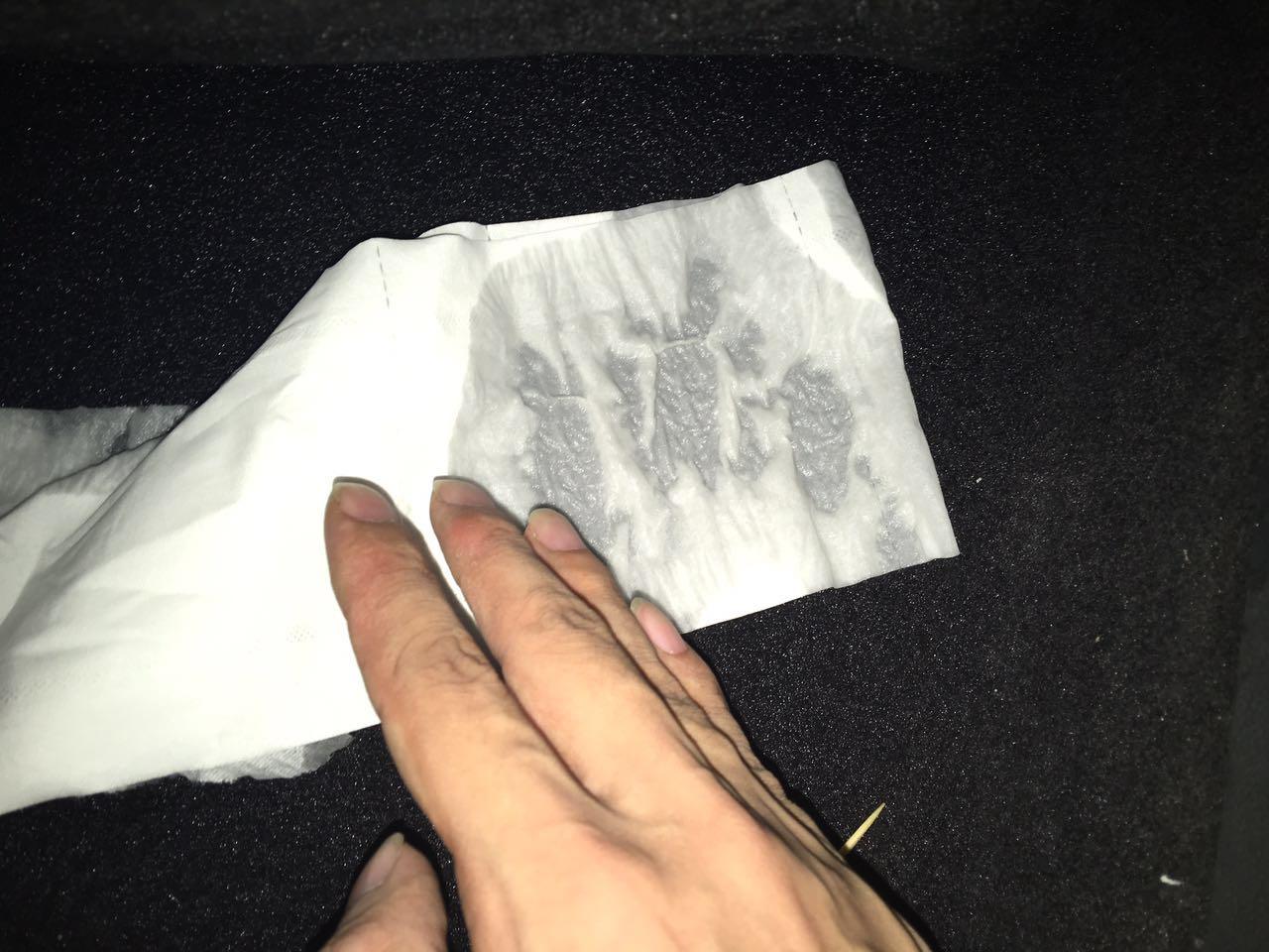 嘿嘿,你这里好湿哦~~~只是轻轻的放在地摊上,都没有尝试挤压的动作便