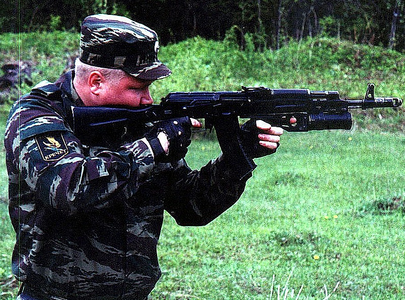 枪口发射的枪榴弹和下挂式榴弹发射器发射的榴弹各有什么优劣