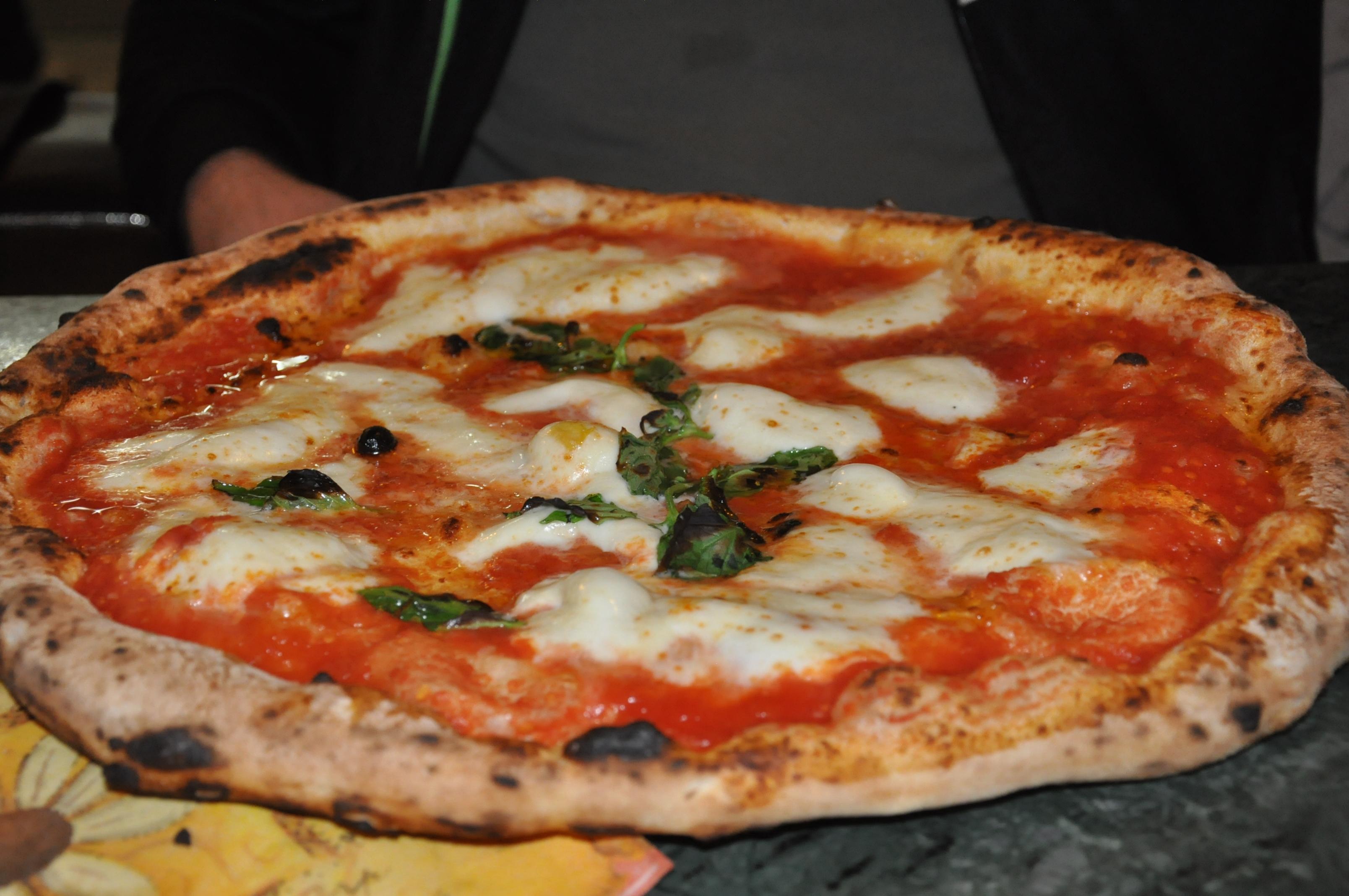 美味奶酪披萨 传统意大利比萨 库存图片. 图片 包括有 健康, 特写镜头, 餐馆, 快速, 胡椒, 绿色 - 182820117