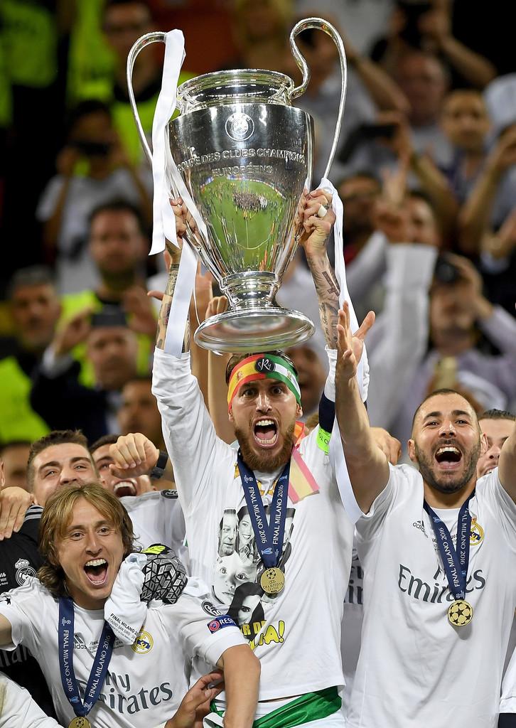 2015-16欧冠决赛颁奖仪式中皇马球员拉莫斯头上和腰间佩戴的是什么旗?