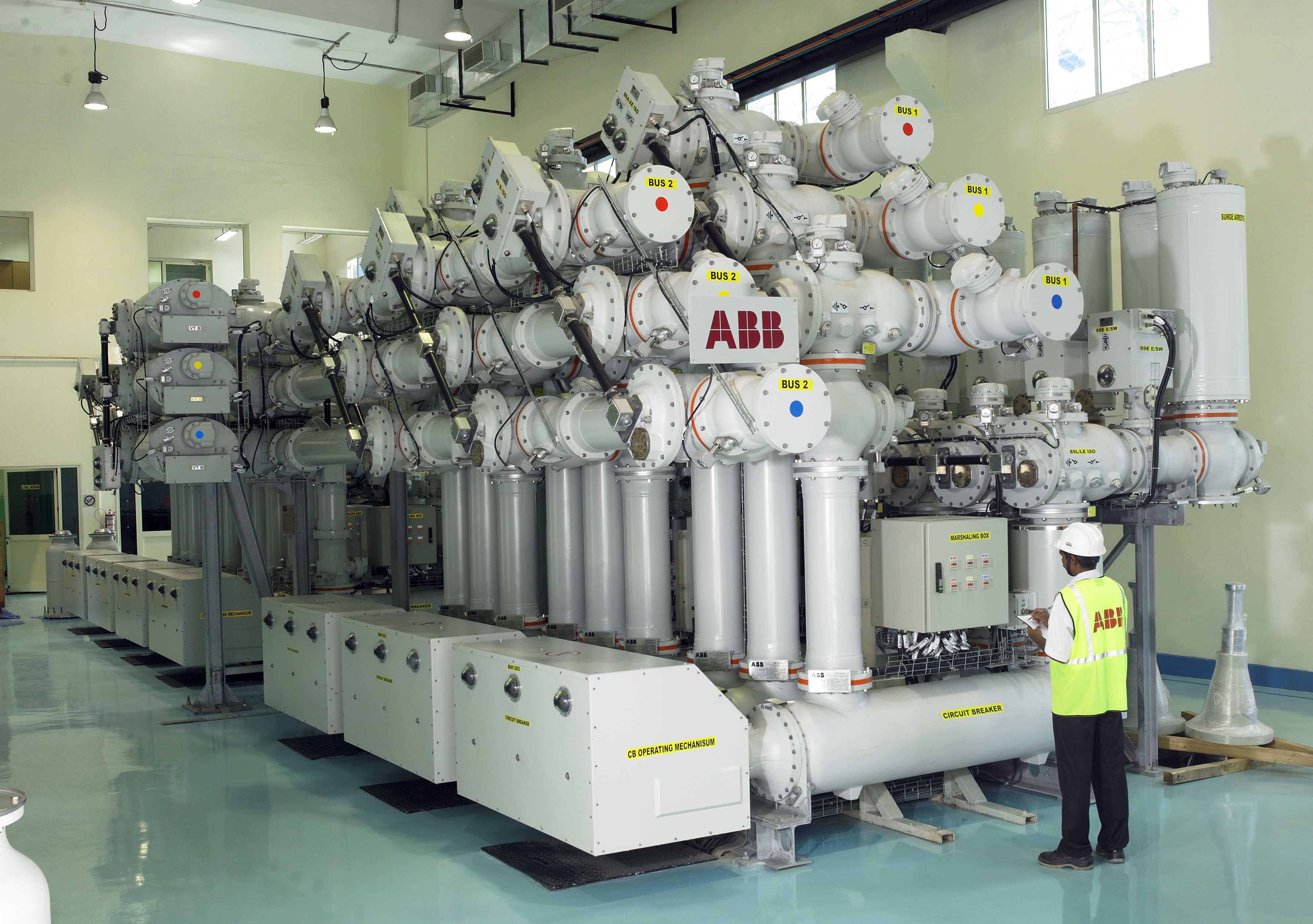 gis指的是高压组合开关,它的工作电压在110kv以上,是高压输配电的