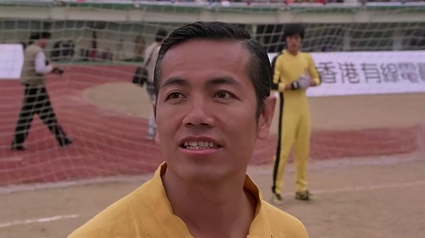 为什么周星驰在《功夫》里一直那么讨厌四眼仔?