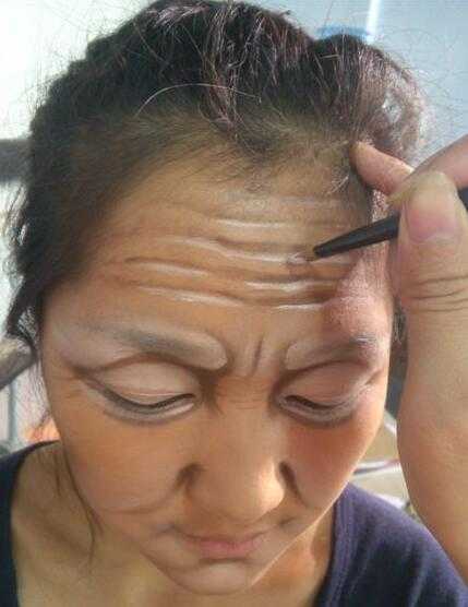 抬头纹提亮,提亮的部位在暗部的上方