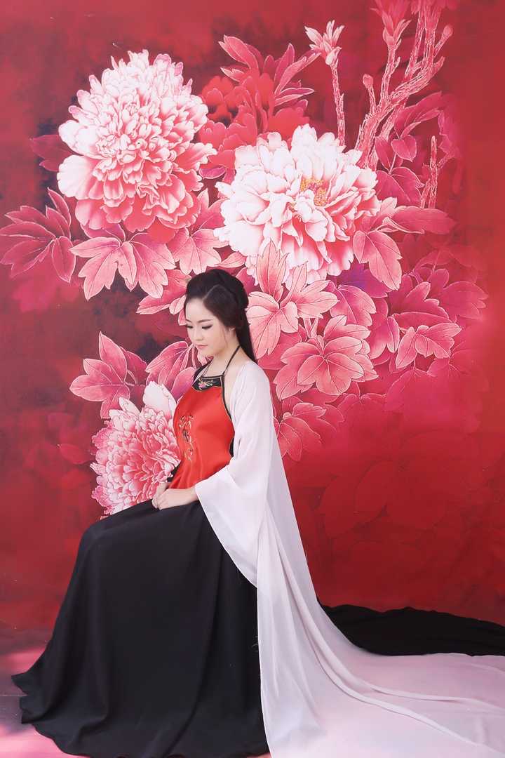 摄影师孙郡的这种风格照片的后期是怎么处理的?