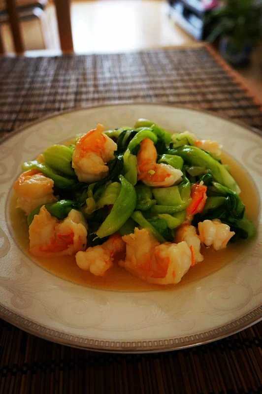 中式炒菜也可以做肉 菜的风格.比如虾仁油菜,焖带鱼茼蒿.