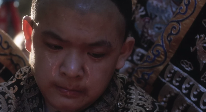 小石头流着泪让小豆子张嘴的时候,小豆子自动地接受了.