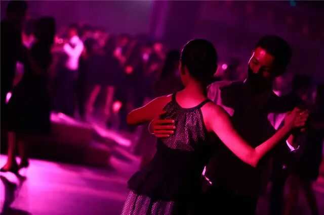 华尔兹要不要交换舞伴呢?