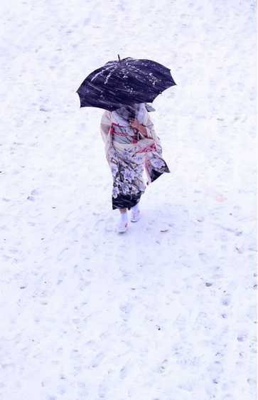像图片中的女孩一样 一个人体验在雪地里走,感受冬天的寒冷,世界的