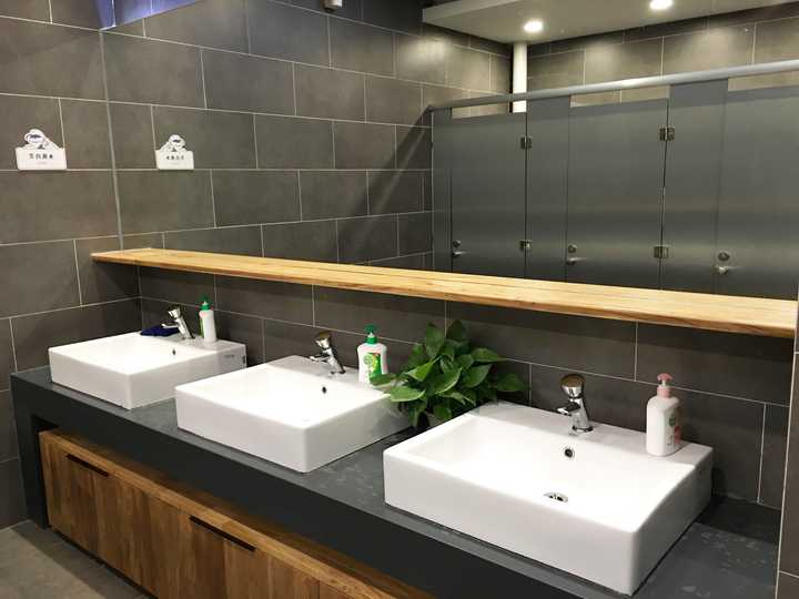 健身区:跑步机旁边就是洗澡间,还为女神们准备了化妆台,午休起来补妆