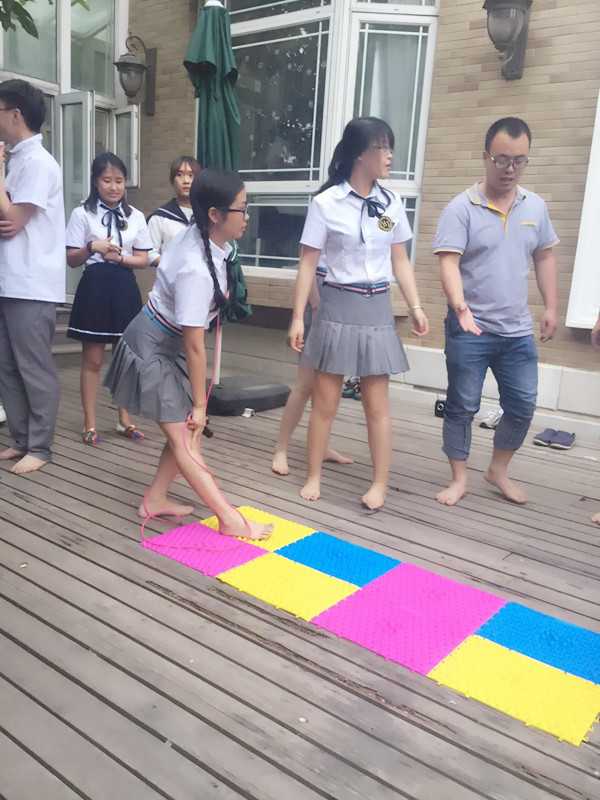 戴上眼罩,倒水,3分钟内水量最多的团队获胜 千万别以为指压板是软的