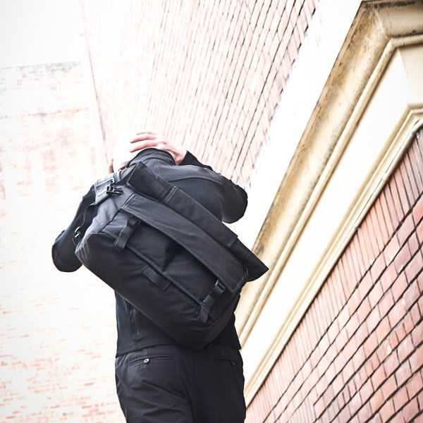 请推荐一下1000元以内,28岁男生背的单肩包,可以是皮的也可以是其他