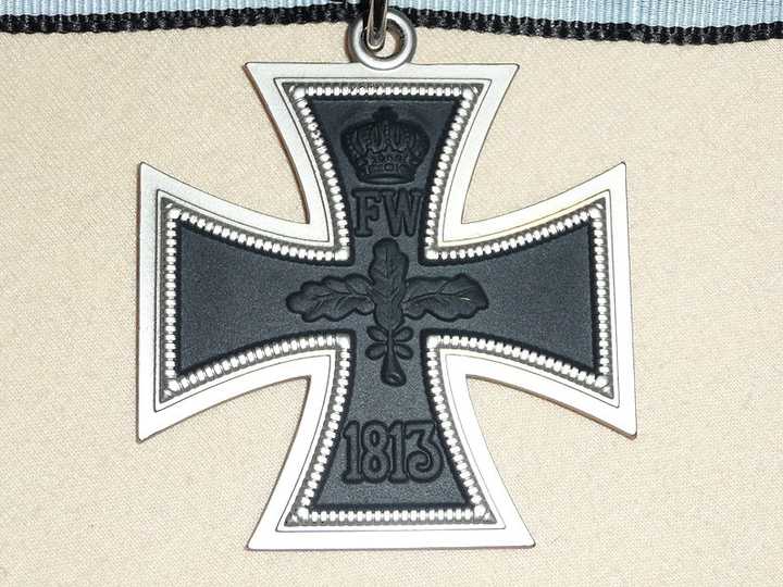 纳粹德国为什么采取头向右的黑鹰作为标志?