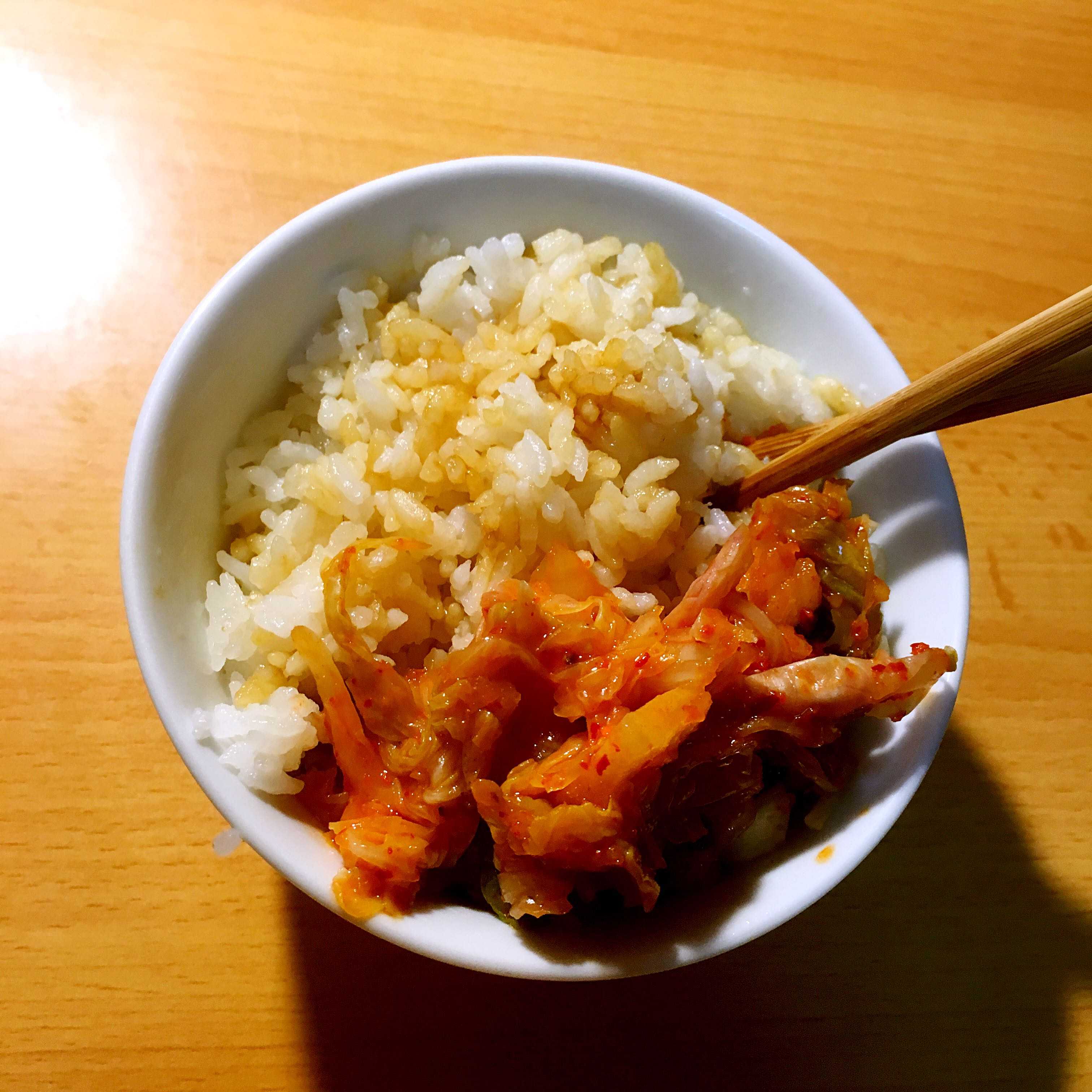 我喜欢配泡菜吃,酸辣中带着奶香 黄油千万不要放多了,一小碗饭5g就够