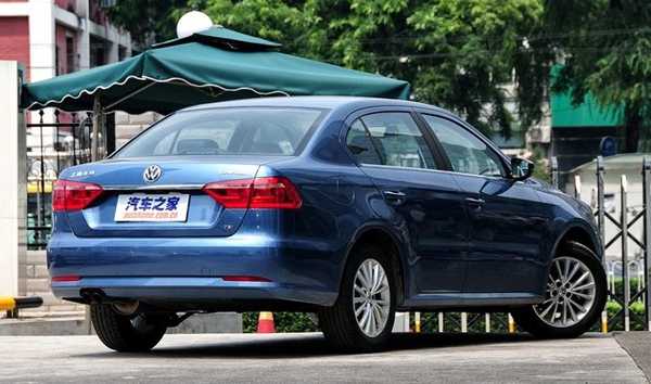 第二代朗逸前脸借鉴了欧版帕萨特(也就是一汽大众迈腾)的设计,车屁股