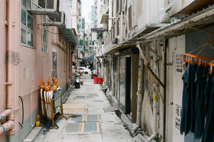 对于小巷的记忆释放在了电影中,所以我们才看到了香港胡同里的百家生