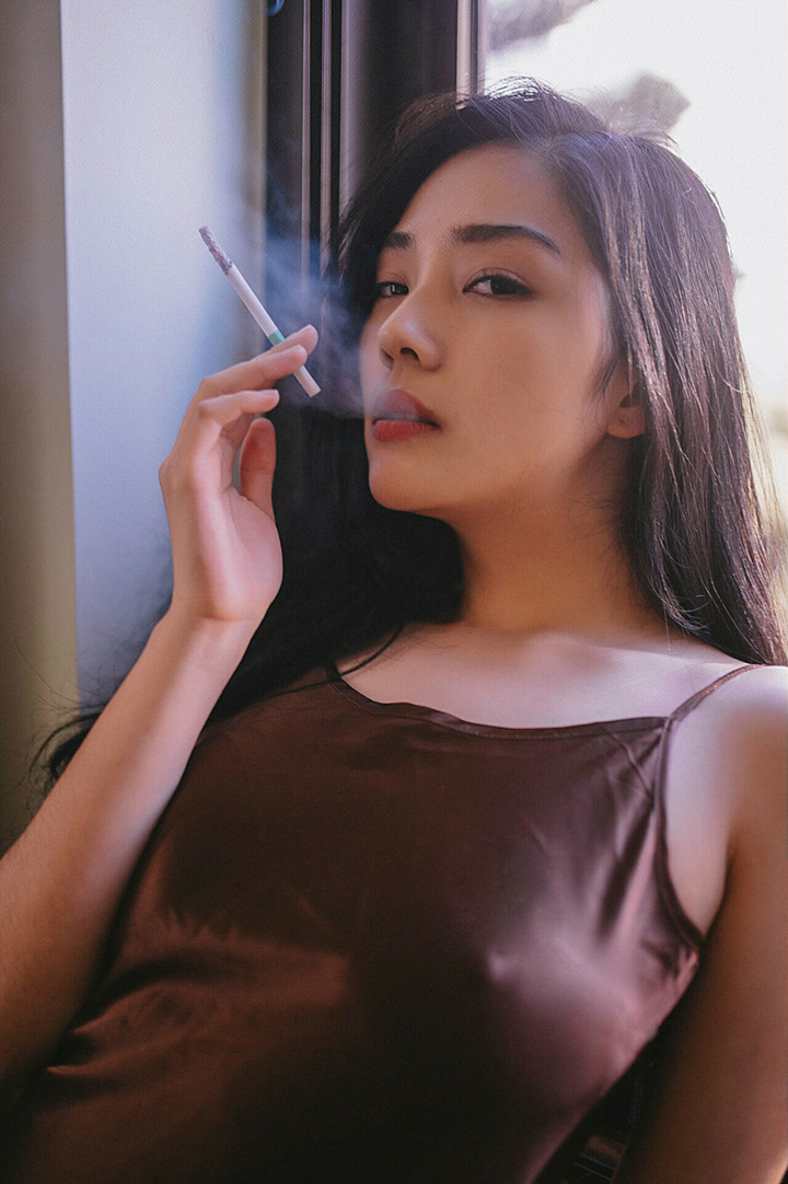姑娘抽烟真美图片