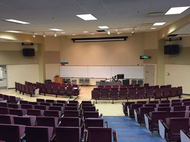 etlc阶梯教室主要有两种,一种是上图这样的 (e1-013),另一种是下图