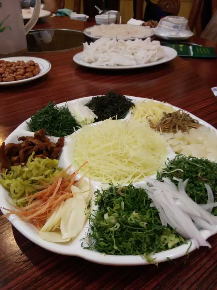 (图片来自网络) 横县鱼生的特点是配料多,配料都比鱼片多,根据个人