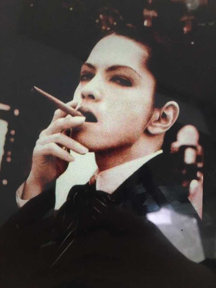 不过团长气质阴郁,hyde气质妖媚(?